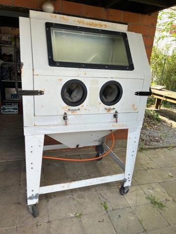 Grote zandstraalcabine 990L met stofafzuiging + accesoires beschikbaar voor biedingen