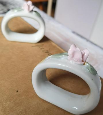 Veel porseleinen decoraties beschikbaar voor biedingen