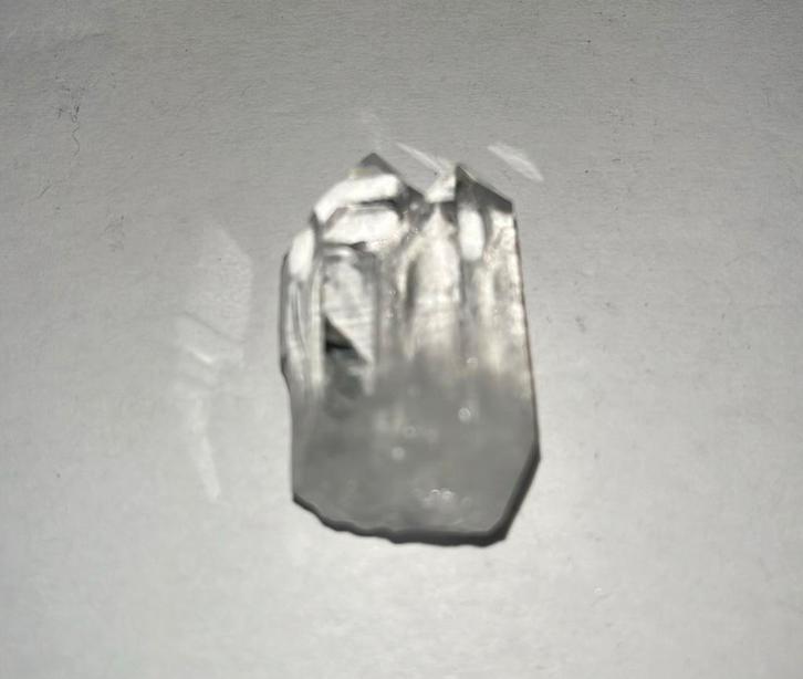 Berg kristal(heldere kwarts) 17gram - 35mm x 23mm x 16mm, Verzamelen, Mineralen en Fossielen, Ophalen of Verzenden