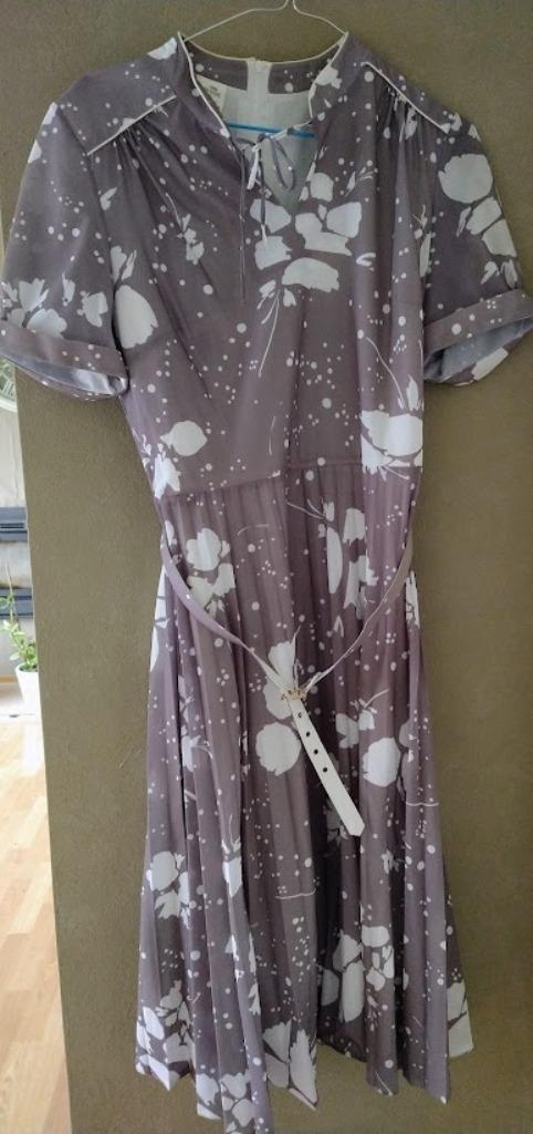 Vintage kleed jurk met bijhorende ceintuur, Kleding | Dames, Jurken, Zo goed als nieuw, Maat 36 (S), Grijs, Onder de knie, Verzenden