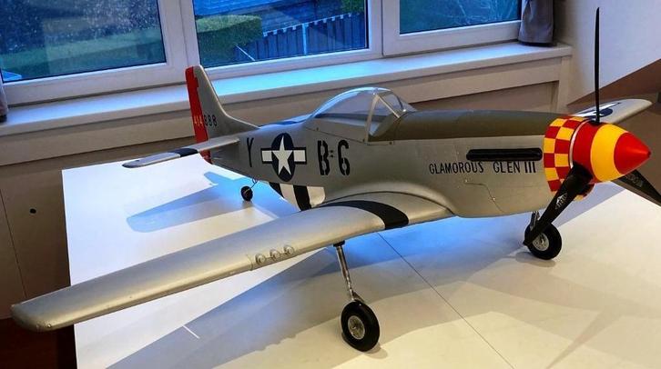 Modelvliegtuig ESM Mustang P51D spanwijdte 1.8m., Hobby en Vrije tijd, Modelbouw | Radiografisch | Vliegtuigen, Zo goed als nieuw