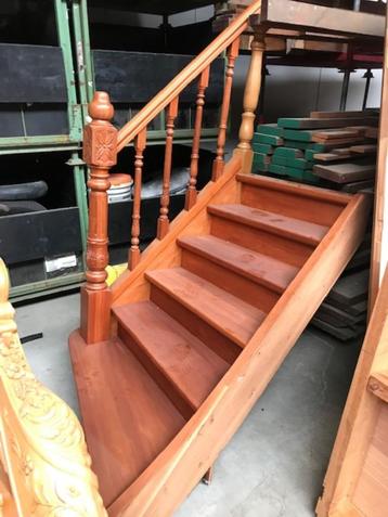 Houten trap beschikbaar voor biedingen