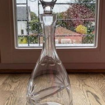 Belle carafe en cristal avec bouchon - design moderne