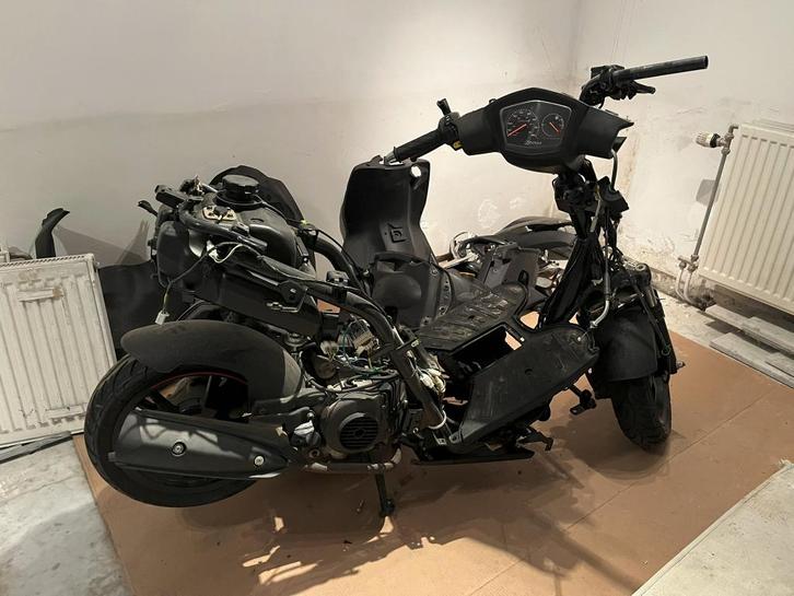 Peugeot kisbee, Fietsen en Brommers, Brommeronderdelen | Scooters, Gebruikt, Peugeot, Frame, Ophalen