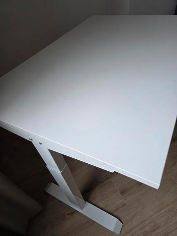 Bureautafel  beschikbaar voor biedingen