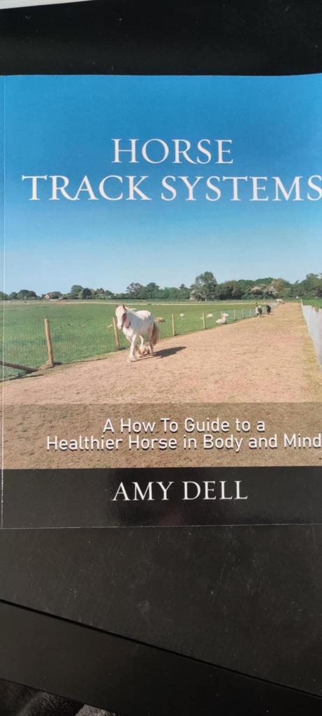 Horse track systems, Boeken, Hobby en Vrije tijd, Zo goed als nieuw, Overige onderwerpen, Ophalen of Verzenden