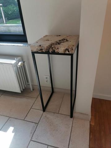 Zeer speciale hoektafel beschikbaar voor biedingen