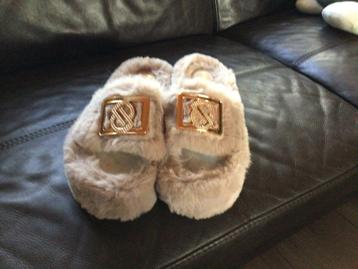 Pluchen slippers  mt 41 beschikbaar voor biedingen