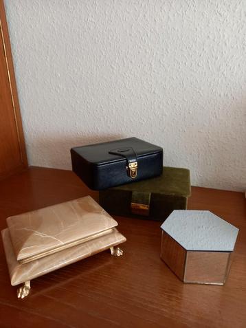 Vier vintage juwelenbewaarkistjes. beschikbaar voor biedingen