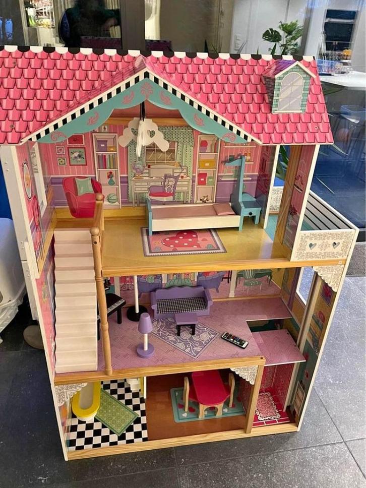 Houten poppenhuis met 3 verdiepingen, lift en balkon, Kinderen en Baby's, Speelgoed | Poppenhuizen, Gebruikt, Poppenhuis, Ophalen