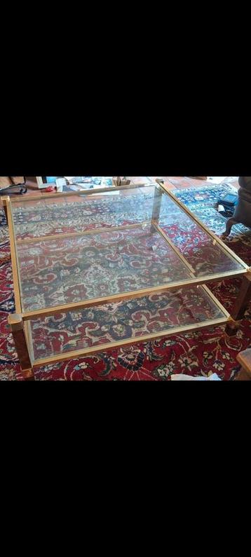 Glazen tafel beschikbaar voor biedingen