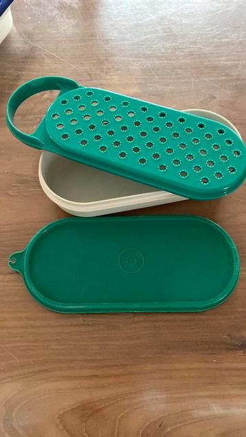 Raspje raspaardje tupperware met groene rasp en groen deksel beschikbaar voor biedingen