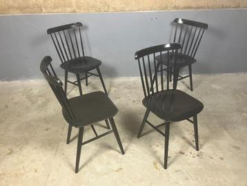 4 spijlenstoelen Ton Ironica Thonet Hay zwart