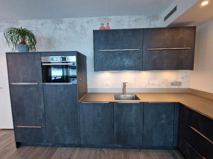 moderne antraciet hoekkeuken –BOSCH APPARATEN GEDEMONTEERD, Maison & Meubles, Cuisine | Cuisines complètes, Comme neuf, Cuisine d'angle