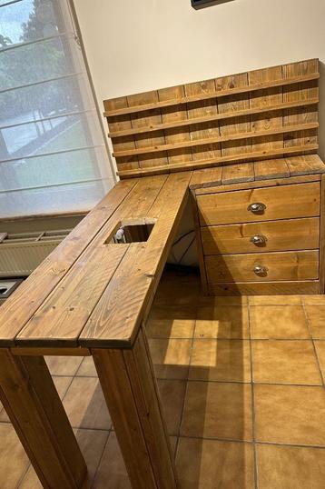 Nageltafel beschikbaar voor biedingen
