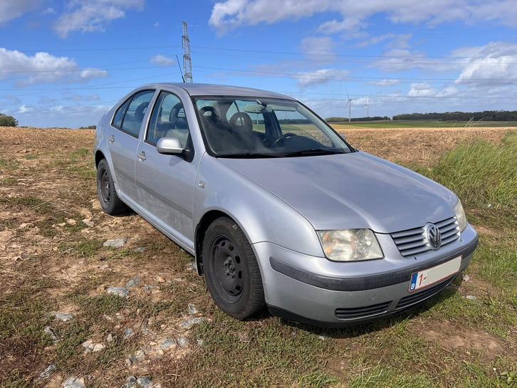 VW bora 1,6 16v 105cv, Auto's, Volkswagen, Particulier, Bora, Benzine, Berline, 4 deurs, Handgeschakeld, Zilver of Grijs, Grijs