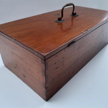 Antiek houten kistje met scharnierend deksel.  beschikbaar voor biedingen