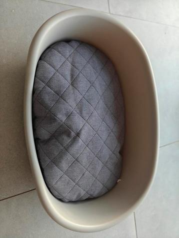 Kleine hondenmand met kussen beschikbaar voor biedingen