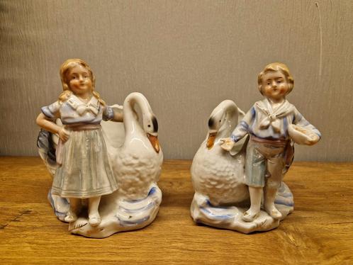 Antiek porseleinen beeldjes jongen en meisje met zwaan, Antiek en Kunst, Antiek | Porselein, Ophalen of Verzenden