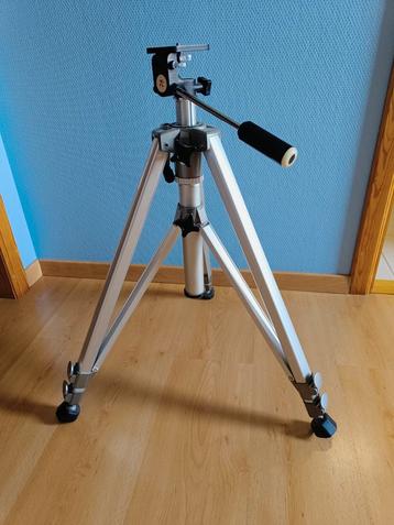 Nikon objectief + statief  beschikbaar voor biedingen