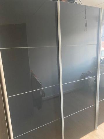 Kleerkast van Deba 2x beschikbaar voor biedingen