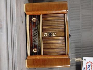 A vendre ancienne radio  beschikbaar voor biedingen