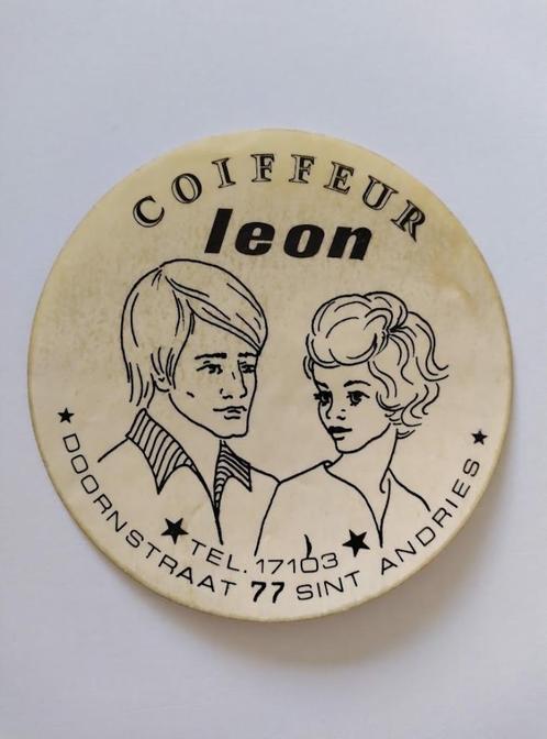 Vintage Sticker - Coiffeur Leon - Sint-Andries - Mooie staat, Verzamelen, Stickers, Gebruikt, Winkel of Supermarkt, Ophalen of Verzenden