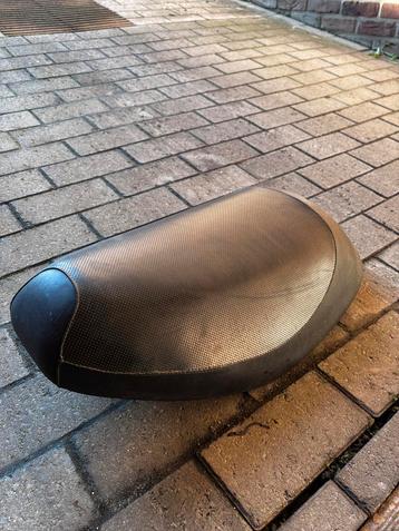 piaggio zip type 3 mono zadel beschikbaar voor biedingen