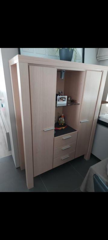 Eettafel, 6 stoelen, vitrine en dressoir beschikbaar voor biedingen