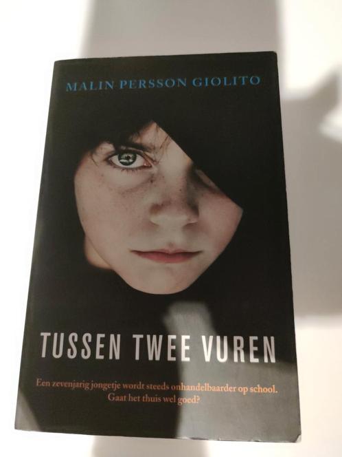 Malin Persson Giolito - Tussen twee vuren, Livres, Thrillers, Utilisé, Enlèvement ou Envoi