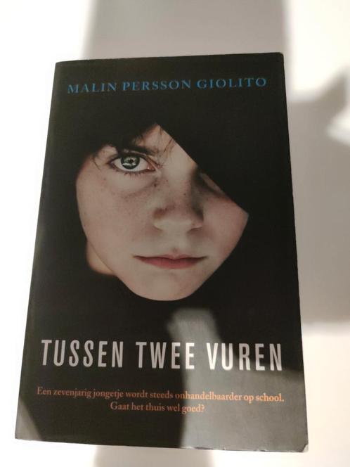 Malin Persson Giolito - Tussen twee vuren, Boeken, Thrillers, Gelezen, Ophalen of Verzenden