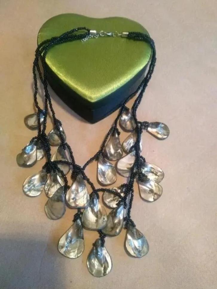 ketting-collier/hematiet-metaal-parelmoer, Handtassen en Accessoires, Kettingen, Met edelsteen, Ophalen of Verzenden