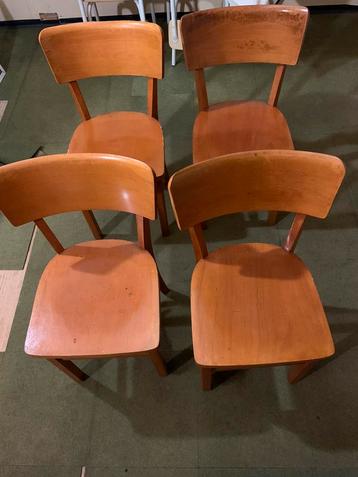 4 houten stoelen beschikbaar voor biedingen