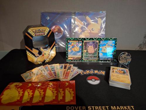 Pikachu verzamelset met mooie Pikachu kader, Hobby en Vrije tijd, Verzamelkaartspellen | Pokémon, Zo goed als nieuw, Ophalen of Verzenden