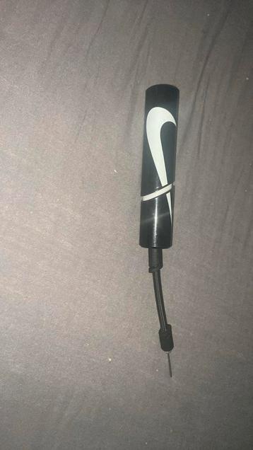 Nike pomp, Enlèvement