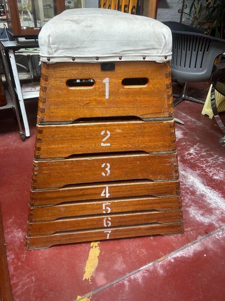 Vintage houten Japanse turnkast (springbok) – 7-delig, Sport en Fitness, Turnen, Gebruikt, Materiaal, Bruin, Ophalen