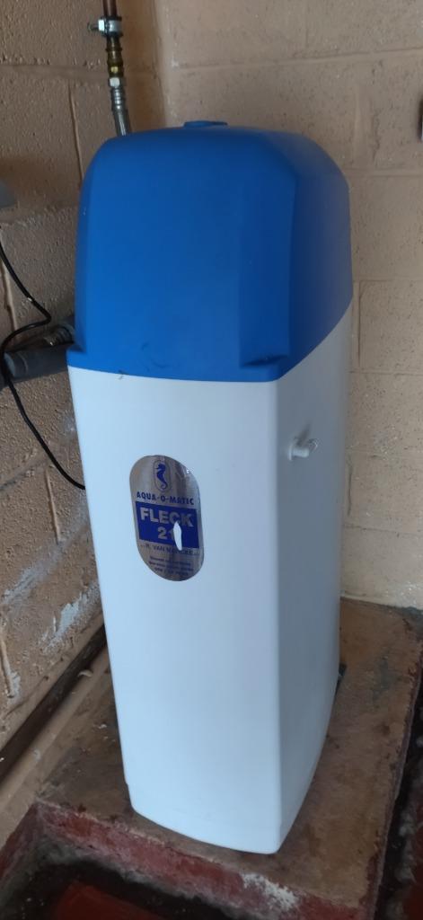 Adoucisseur d'eau en bon état de fonctionnement, Elektronische apparatuur, Waterontharders, Gebruikt, Waterontharder met zout