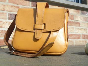 Vintage ,lederen schoudertasje voor jonge dametjes beschikbaar voor biedingen