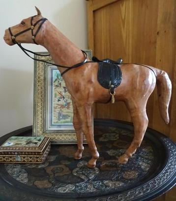 Prachtig paard, bedekt met leder. Jaren 60. H ± 33 cm