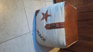 Poef beschikbaar voor biedingen