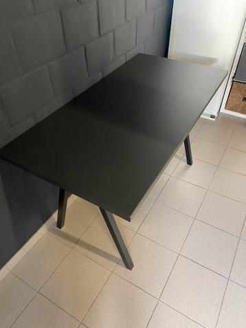 Bureau grijs met metalen onderstel in het zwart beschikbaar voor biedingen