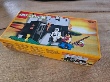 LEGO Royal Knights 6036 Skeleton Surprise MET DOOS beschikbaar voor biedingen