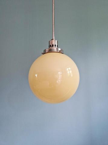 Suspension Art Déco, globe en opaline couleur miel, 1920-30, Enlèvement