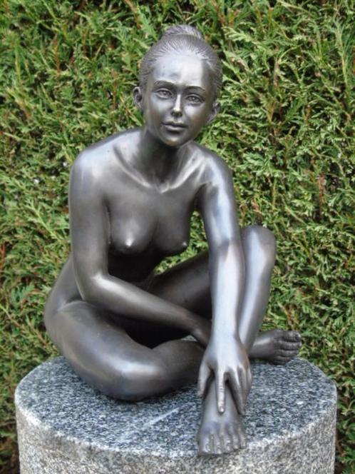 Standbeeld van een naakte vrouw zittend in brons met een zwa, Tuin en Terras, Tuinbeelden, Nieuw, Mensenbeeld, Overige materialen