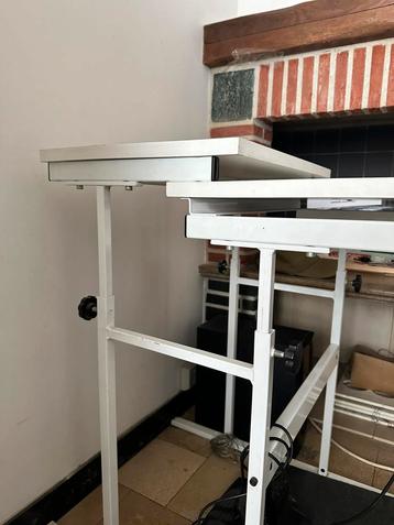 Bureau ajustable disponible aux enchères