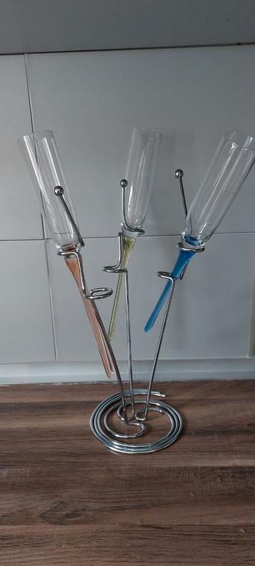Vintage glazenhouder met 3 flutjes beschikbaar voor biedingen