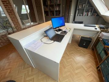 bureautafels met dossierkasten beschikbaar voor biedingen