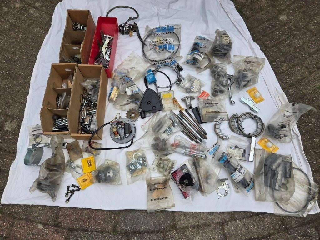 Motobecane MBK partij NOS orgineel mobylette, Fietsen en Brommers, Brommeronderdelen | Oldtimers, Nieuw, Overige merken, Ophalen