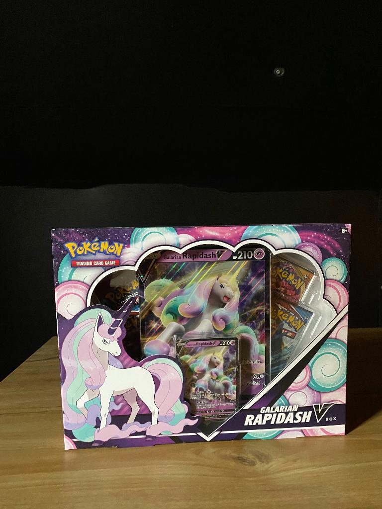 Galarian Rapidash V Box, Hobby en Vrije tijd, Verzamelkaartspellen | Pokémon, Ophalen of Verzenden, Nieuw, Overige typen