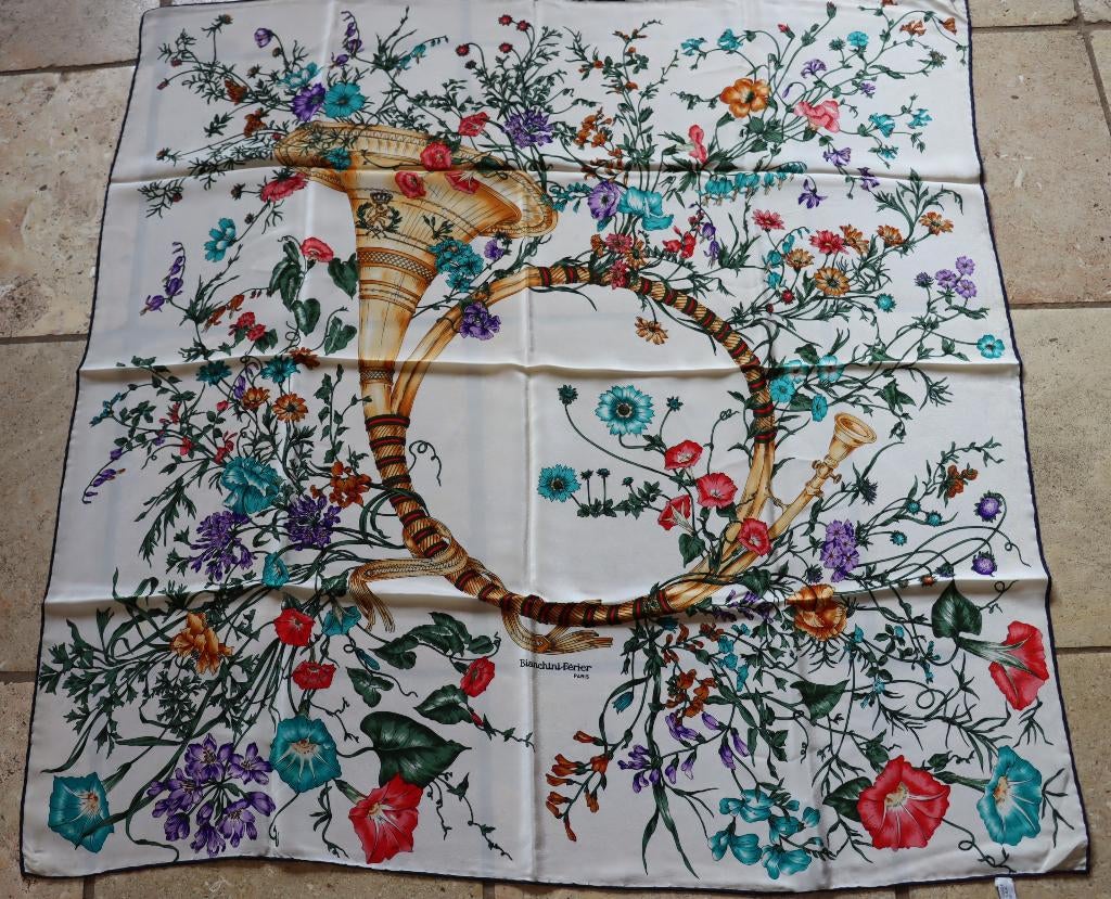 Foulard in zijde vintage, Verzenden, Gedragen